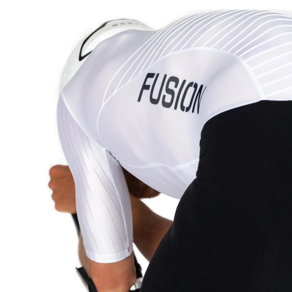 Fusion SLi High Speed Suit - White/Black set med model på cykel