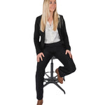 Fusion Wms Urban Pants - Black model set på stol