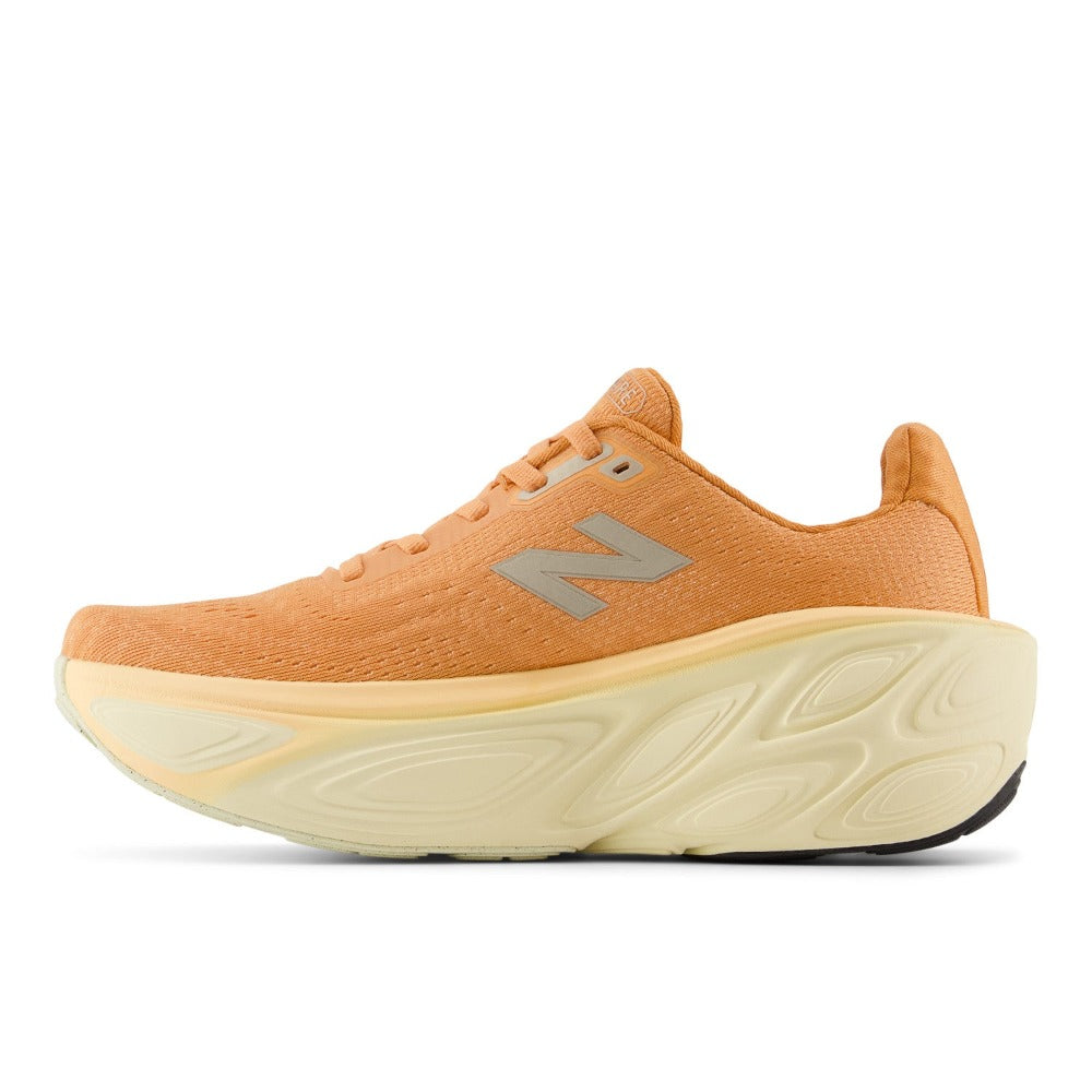 New Balance Fresh Foam X More v5 Dame - Copper/Light Gold Metallic set fra siden
