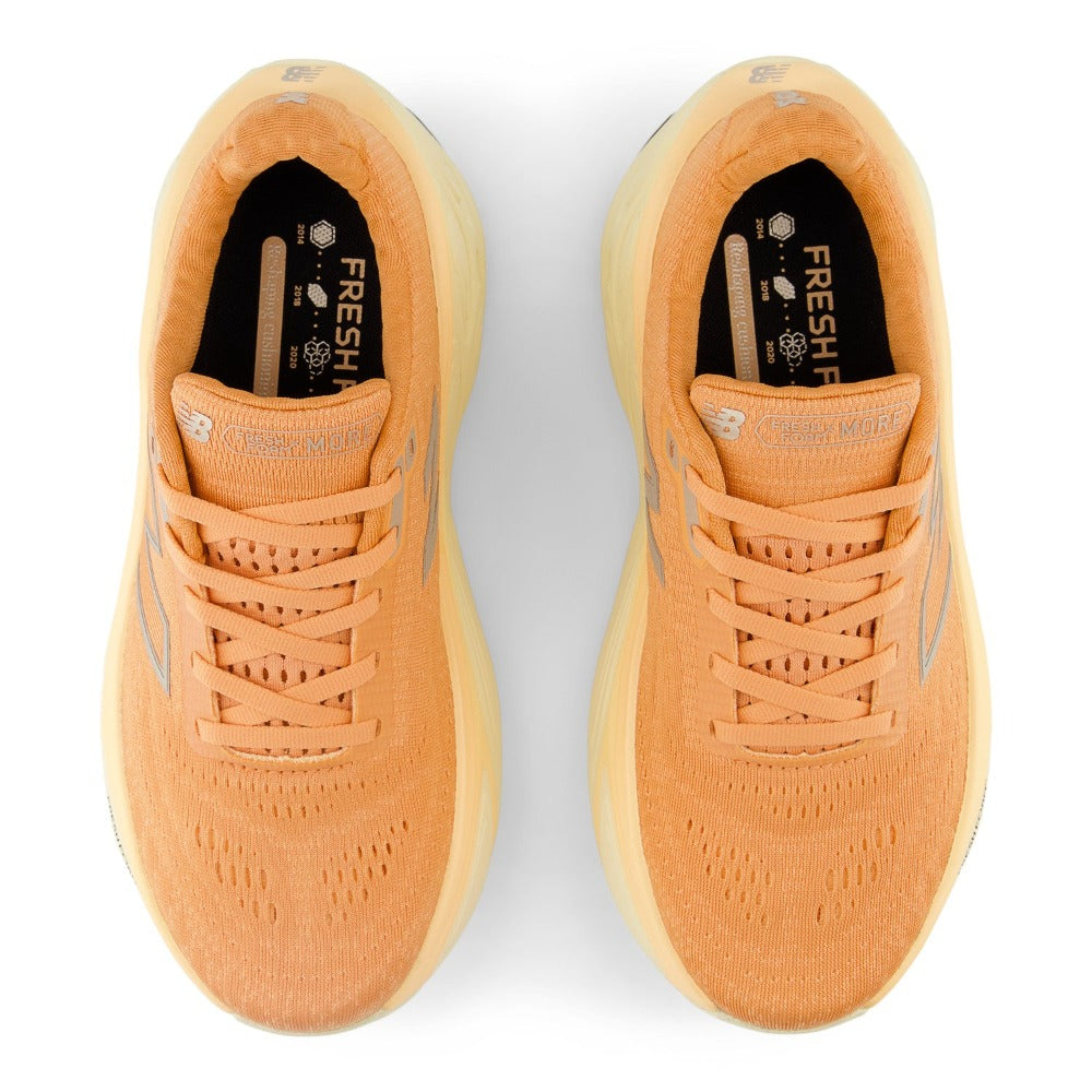 New Balance Fresh Foam X More v5 Dame - Copper/Light Gold Metallic set ovenfra