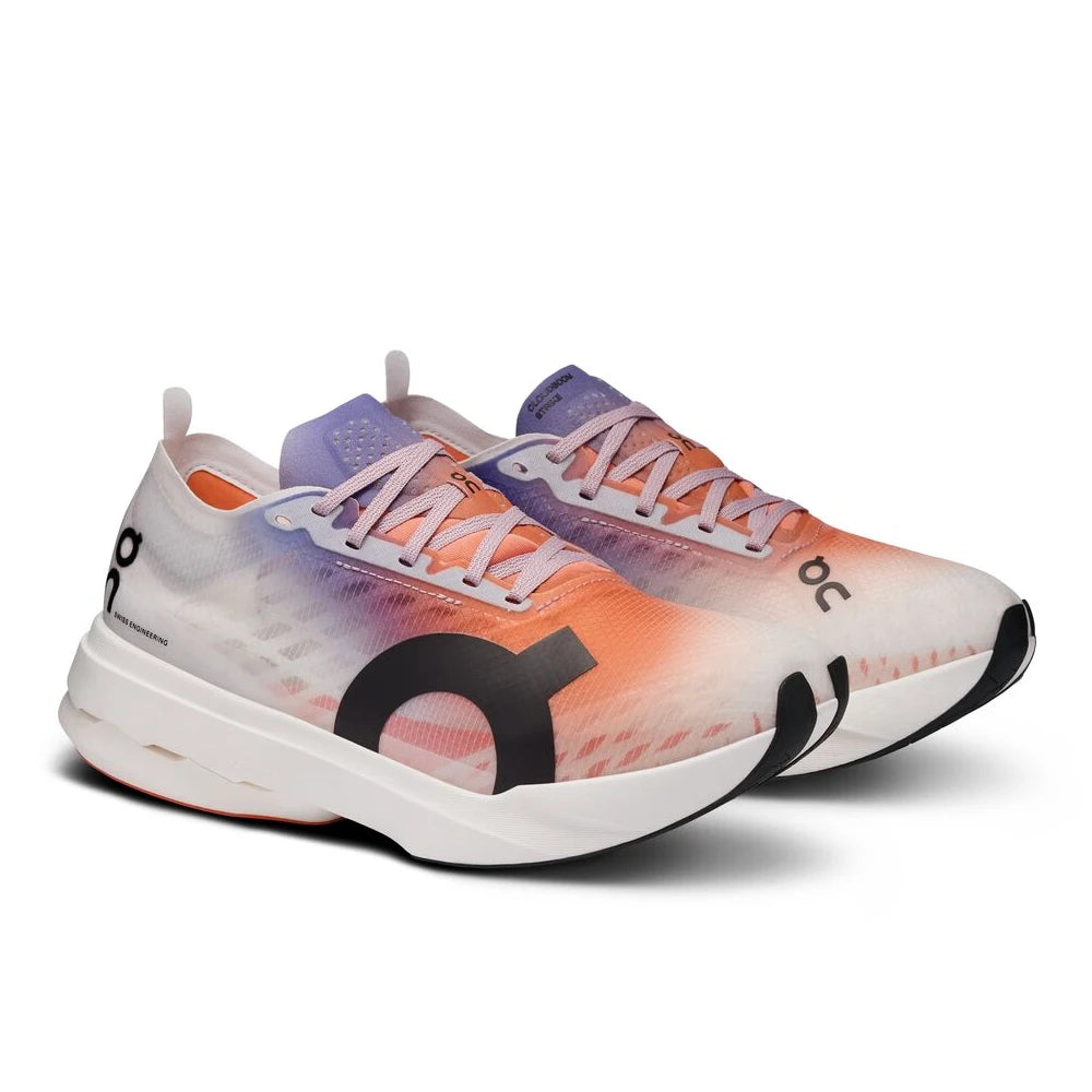 On Cloudboom Strike herre - White/Flame set fra fronten