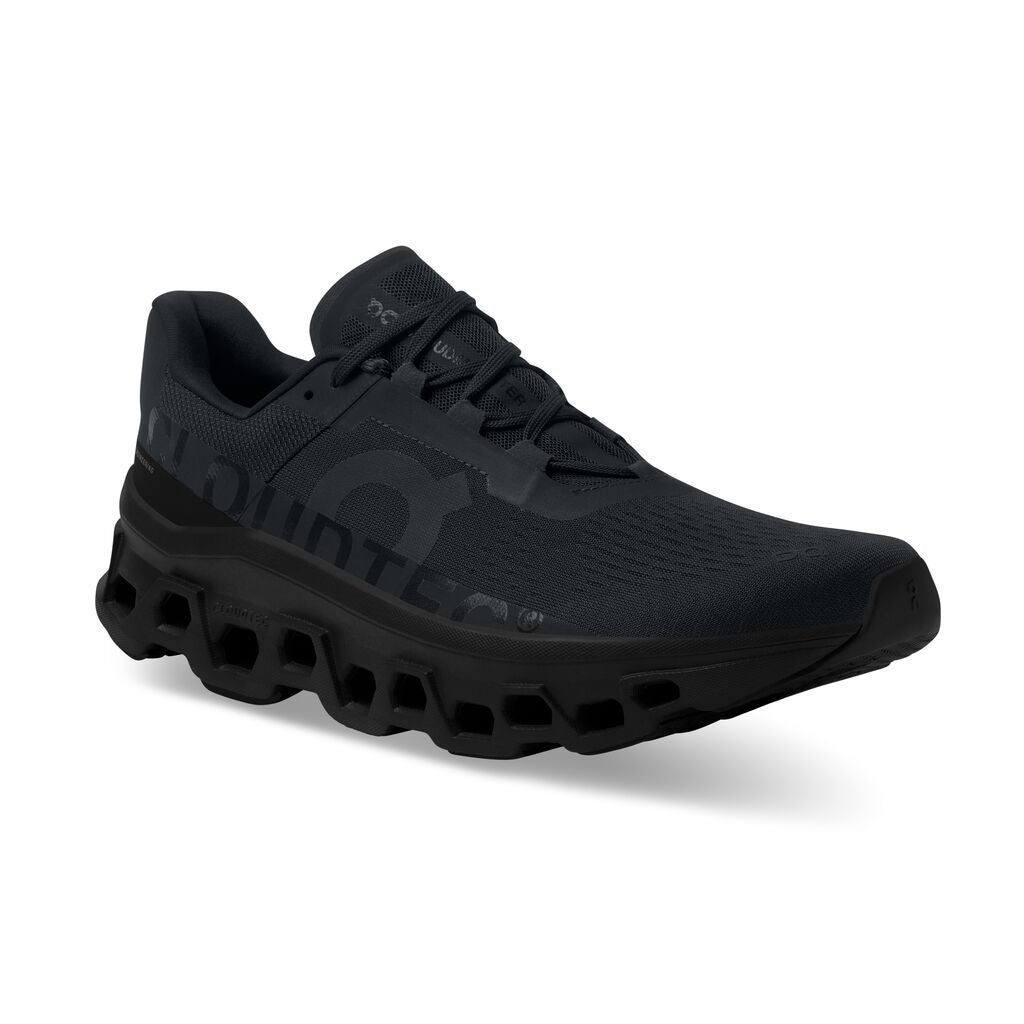 On Cloudmonster Herre - All Black set fra fronten