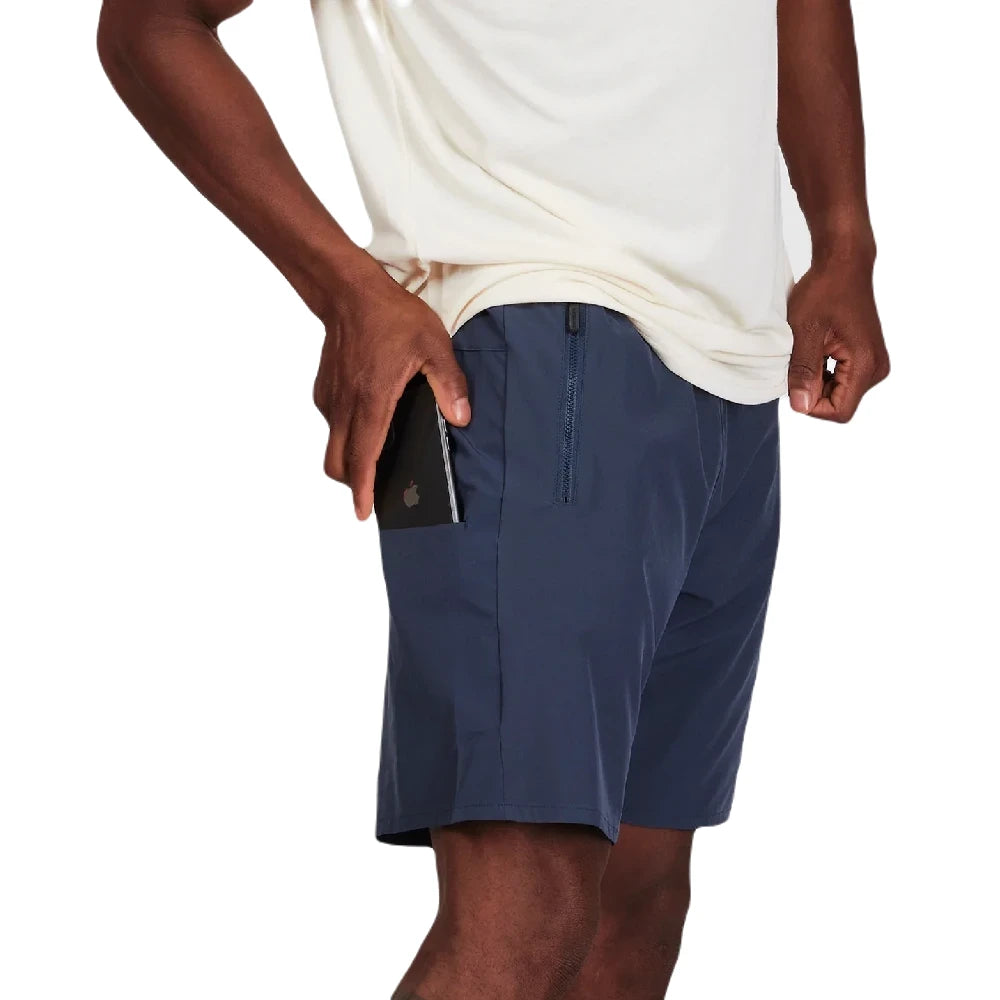 SAYSKY Motion 8" Shorts - Saysky Blue set tæt på med model