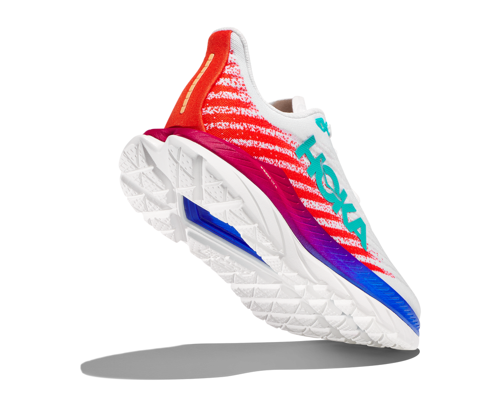 Hoka One One Mach 5 - White/Flame set bagfra løftet